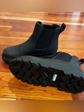 Native Kensington Water-proof Chelsea Boot - size 3